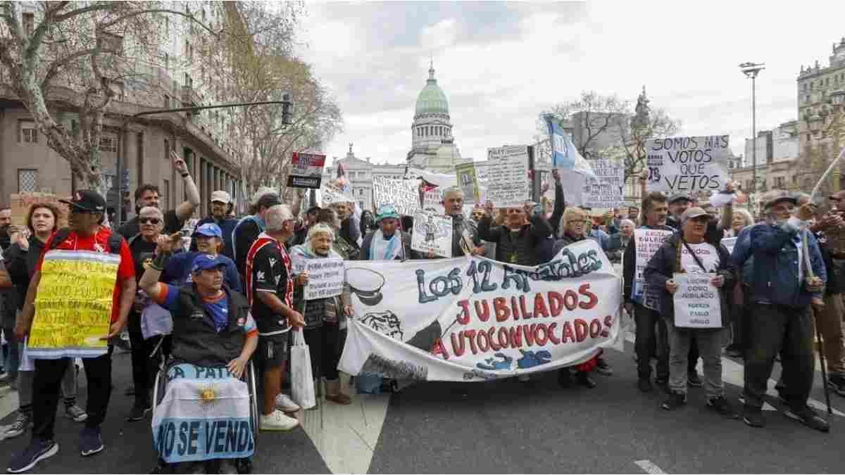 Jubilados, personas con discapacidad y endeudados se movilizan al Congreso en paralelo a la sesión de Diputados