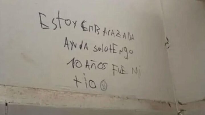 Investigan un estremecedor mensaje hallado en un baño escolar de San Juan