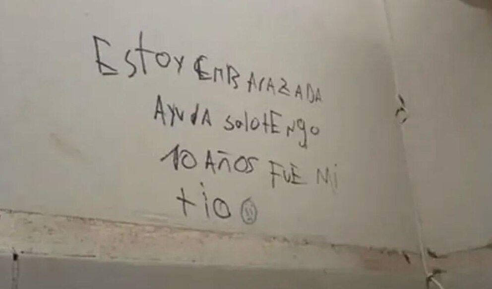 Investigan un estremecedor mensaje hallado en un baño escolar de San Juan