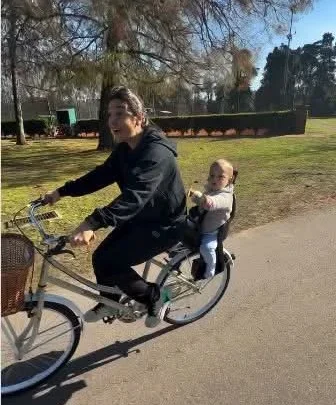 SOL PÉREZ MOSTRÓ EL PRIMER PASEO EN BICICLETA DE SU HIJO MARCO