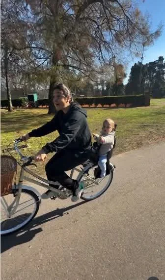 SOL PÉREZ MOSTRÓ EL PRIMER PASEO EN BICICLETA DE SU HIJO MARCO