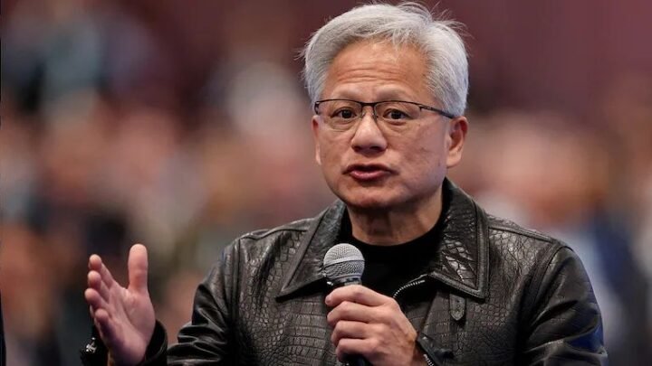 Jensen Huang, CEO de Nvidia, descartó que la IA pueda acabar con la humanidad y rechazó nuevas regulaciones