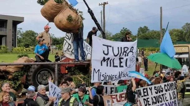 Tractorazo en Misiones: productores yerbateros recibieron a Javier Milei con fuertes reclamos