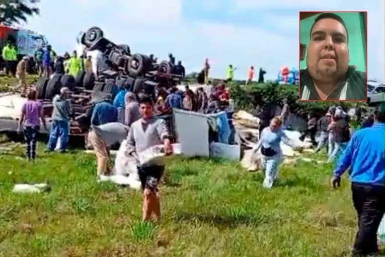 Indignación de un camionero tras volcar en la Ruta 14: "La gente lo primero que hace es robarse la mercadería"