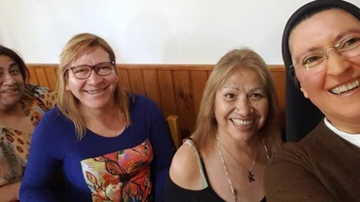 La monja rebelde que fue separada de la Iglesia: de ofrecer “una cama limpia para morir” a chicas trans a su vínculo con