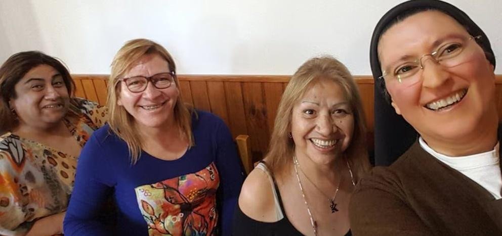 La monja rebelde que fue separada de la Iglesia: de ofrecer “una cama limpia para morir” a chicas trans a su vínculo con