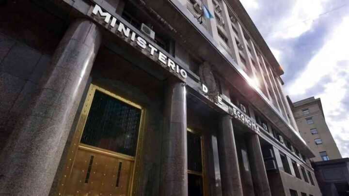 Motosierra: el Gobierno ajustó 8% el gasto público en agosto con un fuerte recorte a las provincias