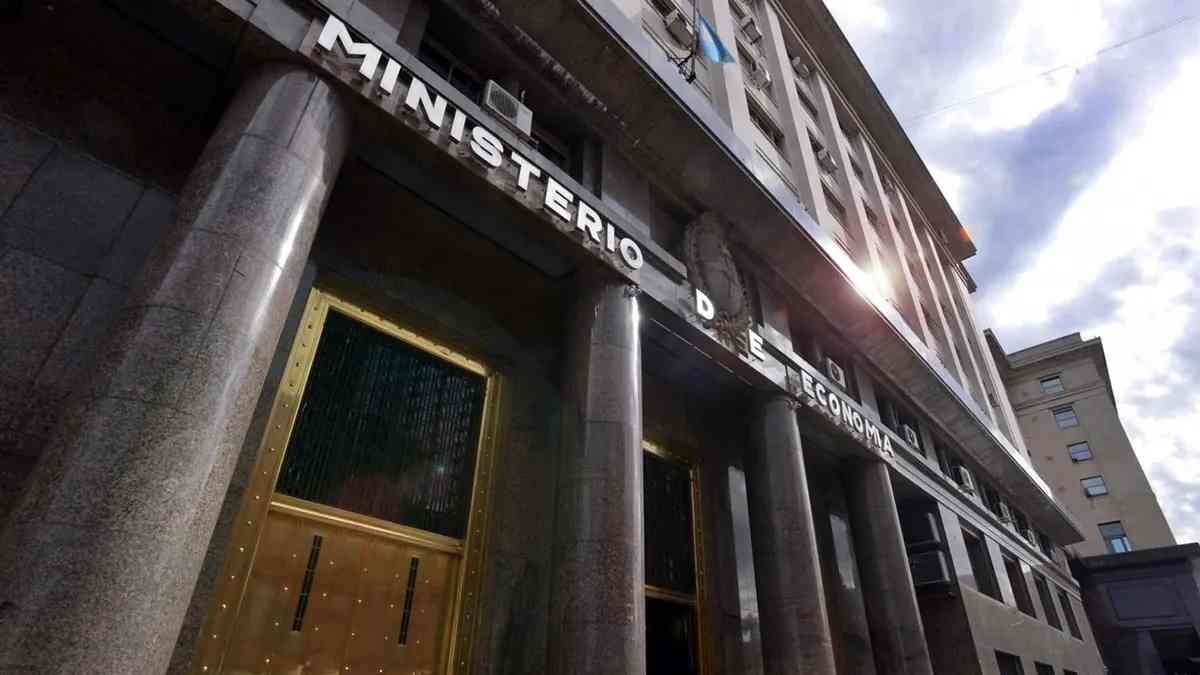 Motosierra: el Gobierno ajustó 8% el gasto público en agosto con un fuerte recorte a las provincias