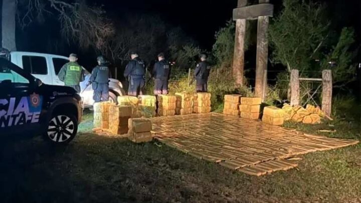Hallaron casi una tonelada de marihuana abandonada en un campo de Santa Fe