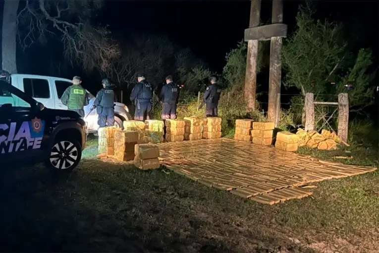 Hallaron casi una tonelada de marihuana abandonada en un campo de Santa Fe