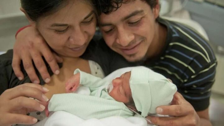 Por qué nacen cada vez menos niños en Argentina: las razones detrás de una caída histórica en la natalidad