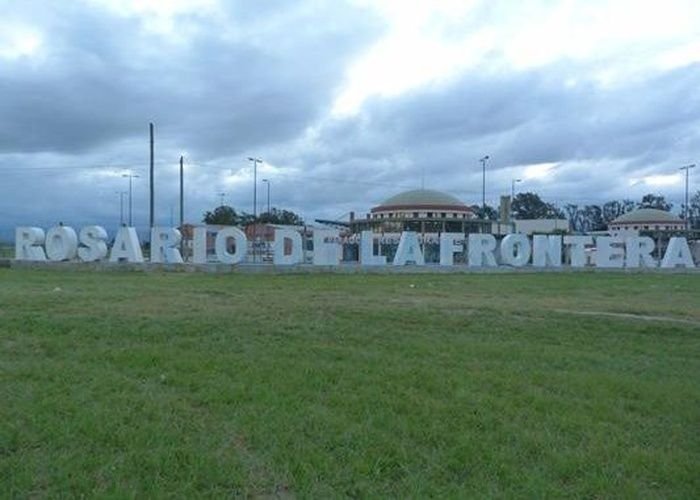 Insólito hallazgo en Rosario: encontraron a un hombre durmiendo dentro de un auto robado