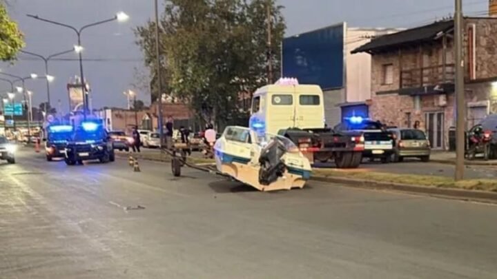 Milagro en Rosario: una lancha se soltó de un tráiler y aplastó a una camioneta familiar