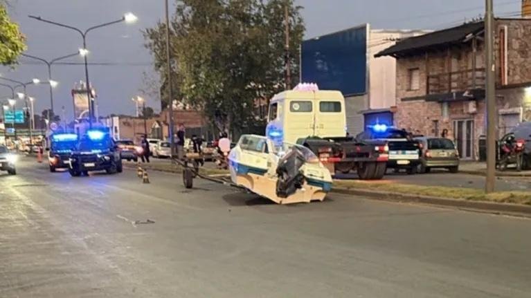 Milagro en Rosario: una lancha se soltó de un tráiler y aplastó a una camioneta familiar
