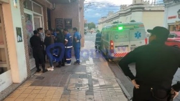 Violento episodio en un local de tatuajes del centro salteño dejó una joven herida y destrozos