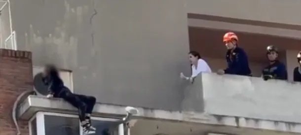 Operativo de rescate en Caballito: una mujer fue salvada tras amenazar con arrojarse de un décimo piso