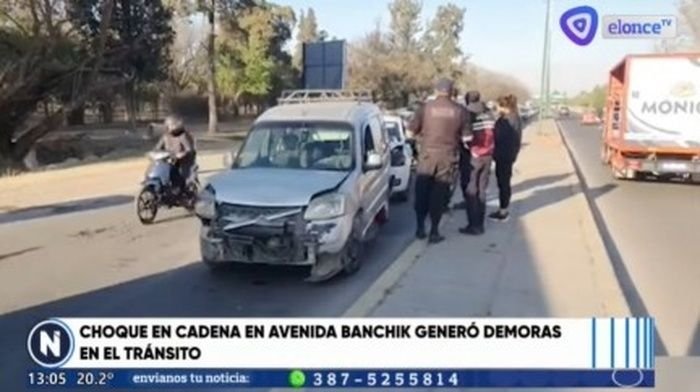 Triple choque en cadena y caos vehicular en Avenida Banchik por obras en la zona