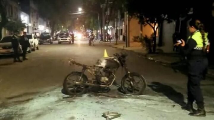 Tucumán: un motociclista prendió fuego su vehículo tras ser interceptado en un control policial