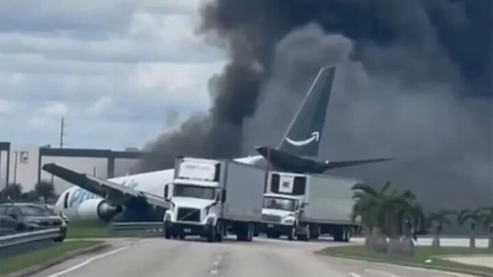 Un avión de carga se despistó y se incendió tras aterrizar en el Aeropuerto Internacional de Miami
