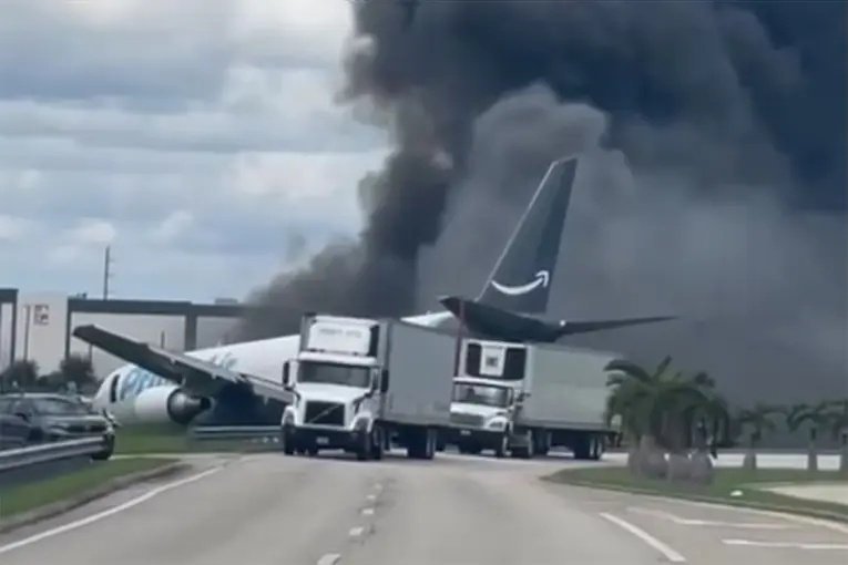 Un avión de carga se despistó y se incendió tras aterrizar en el Aeropuerto Internacional de Miami
