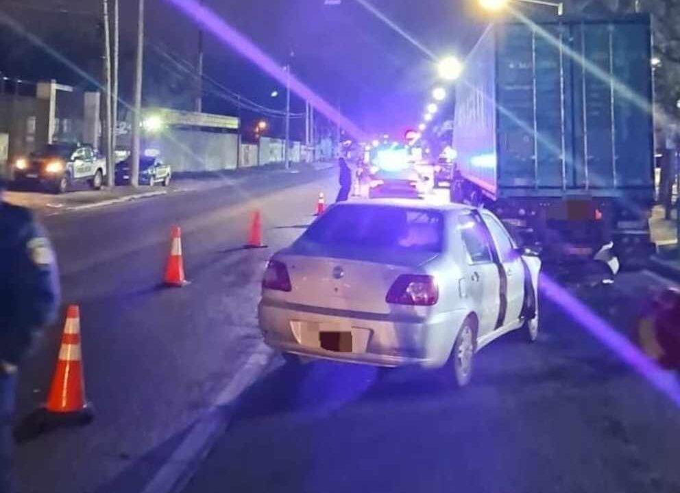 Tragedia vial en Córdoba: un hombre murió tras chocar contra un camión estacionado