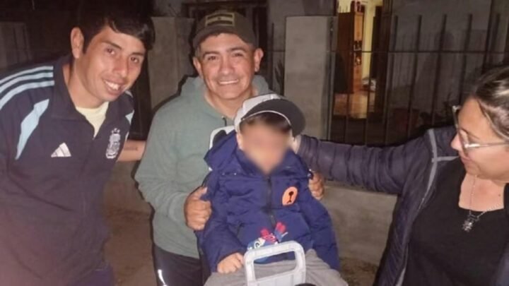 Milagro en Santa Fe: tres vecinos salvaron a un nene de 2 años que se asfixiaba con una moneda