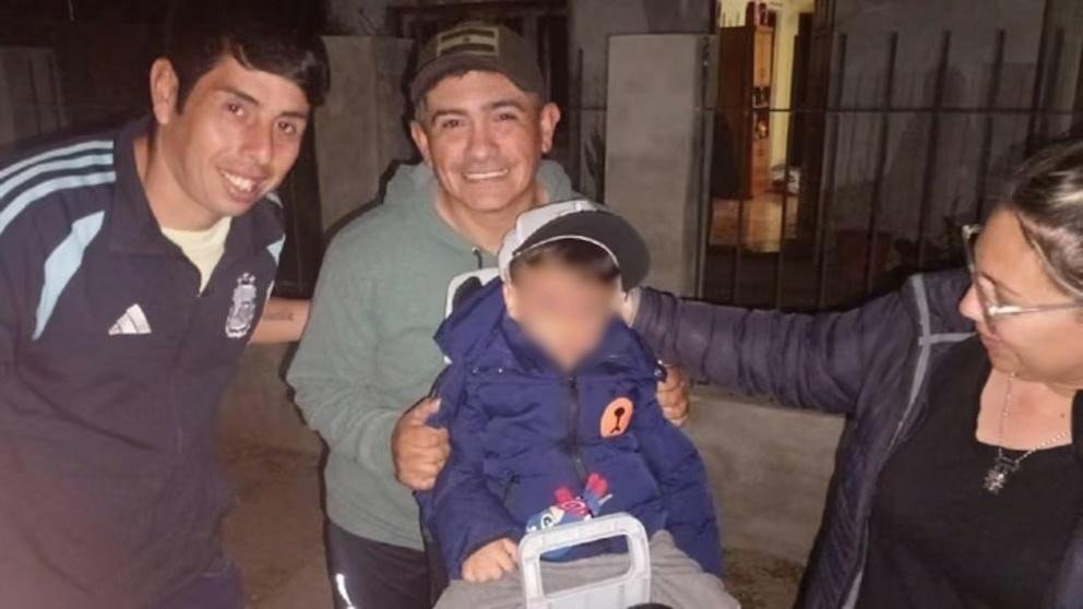 Milagro en Santa Fe: tres vecinos salvaron a un nene de 2 años que se asfixiaba con una moneda