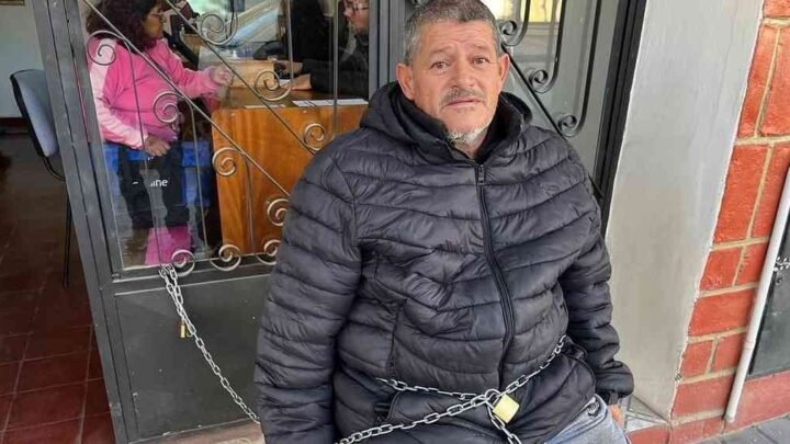 Un vecino de Metán se encadenó frente al Ente Regulador en protesta por los tarifazos