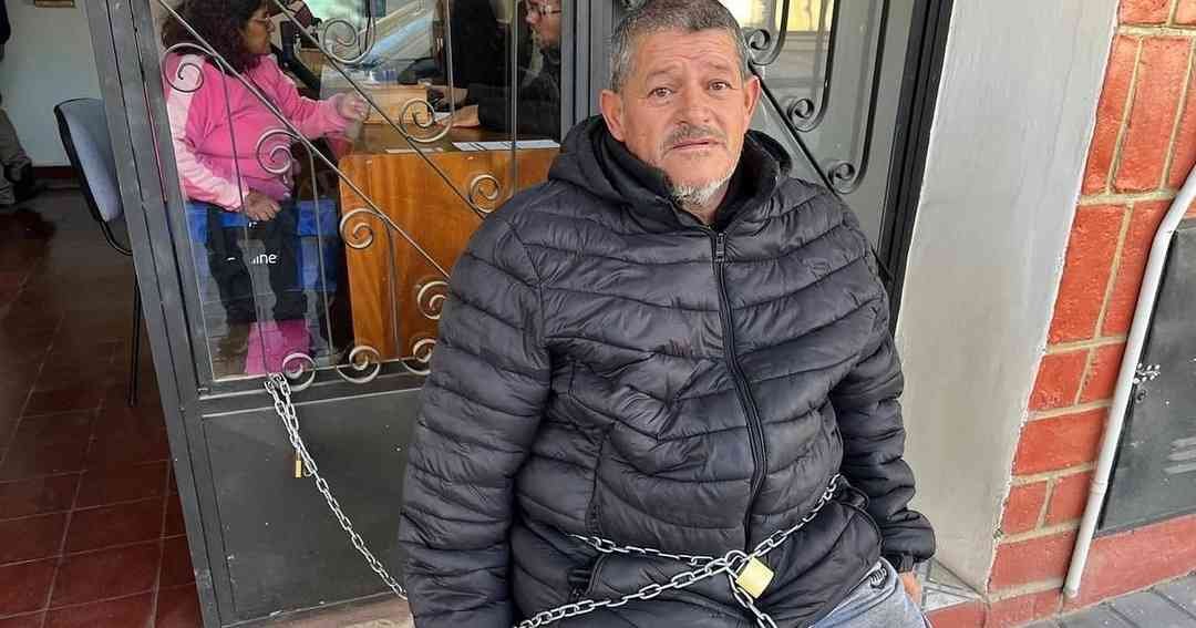 Un vecino de Metán se encadenó frente al Ente Regulador en protesta por los tarifazos