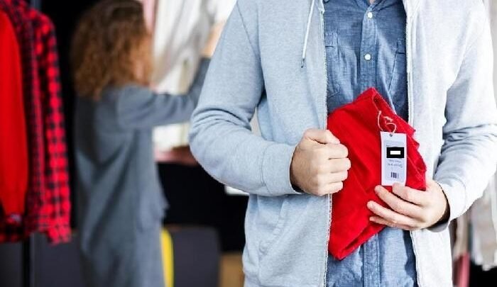 Unidad de Flagrancia: fue sorprendido intentando sustraer ropa en un centro comercial