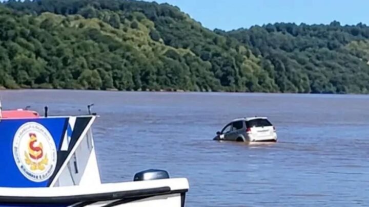 Cayó con el auto al río Uruguay por manejar con el teléfono en la mano y tuvo que ser rescatado