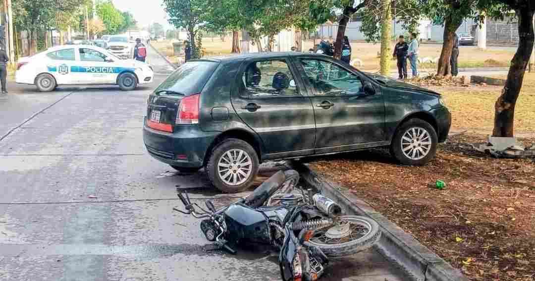 Fuerte choque en V° Palacios: un auto terminó sobre la vereda tras impactar con una moto