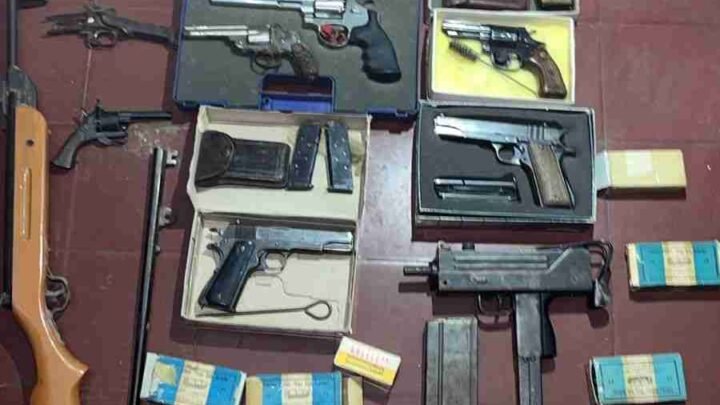 La Justicia investiga en Villa Las Rosas: Hallaron armas, granadas y explosivos durante un allanamiento