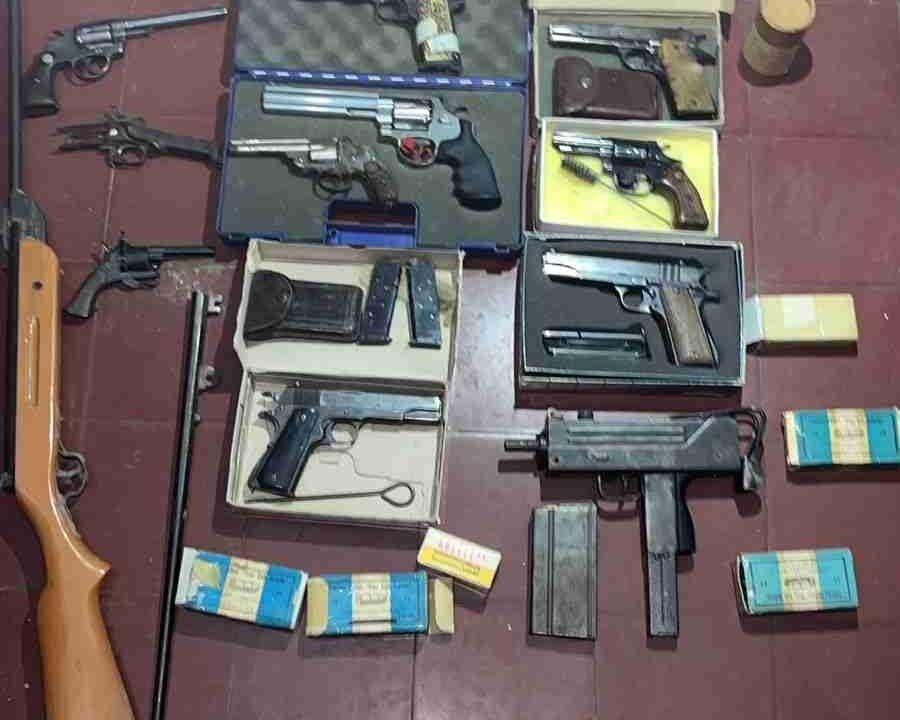 La Justicia investiga en Villa Las Rosas: Hallaron armas, granadas y explosivos durante un allanamiento