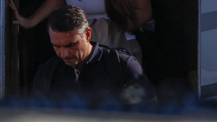 Escándalo y furia: reapareció Flávio Bolsonaro, denunció al "sistema" y justificó su fuga como una estrategia