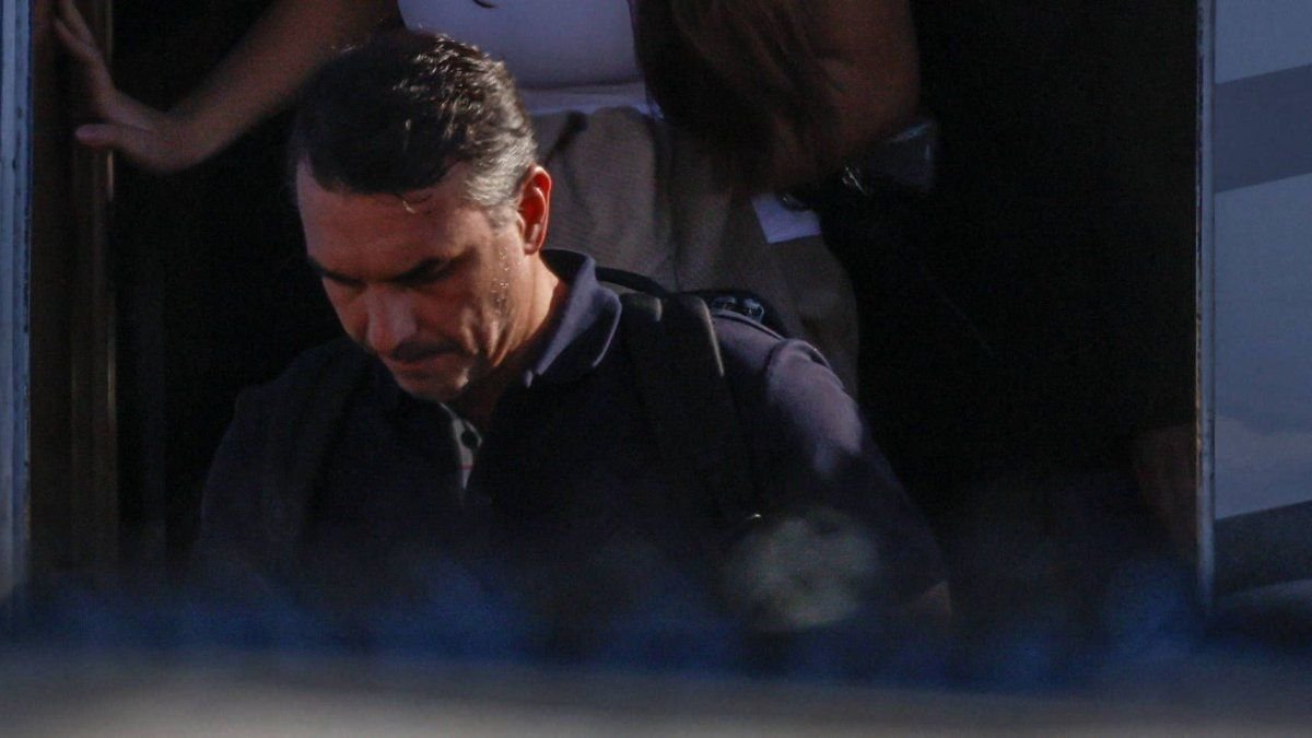 Escándalo y furia: reapareció Flávio Bolsonaro, denunció al "sistema" y justificó su fuga como una estrategia