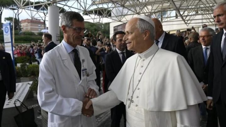 El cirujano que operó al papa León XIV aseguró que "no hay motivos clínicos" que le impidan viajar a la Argentina