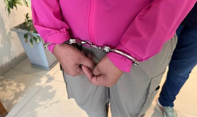 restricción de acercamiento Condenaron mujer violar padre