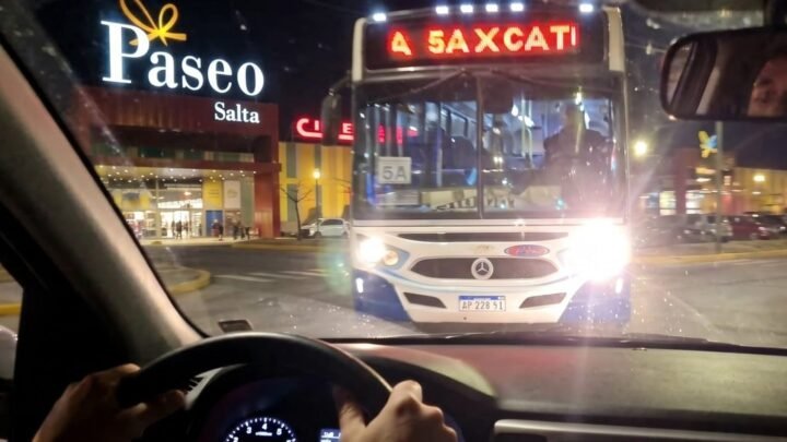 La retiró del libertad, le pegó brutalmente y la amenazaba con chocar con un colectivo y matarse