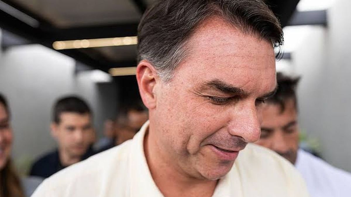 Aseguran que Flávio Bolsonaro huyó y se fugó de Brasil, se encuentra en un vuelo a EEUU