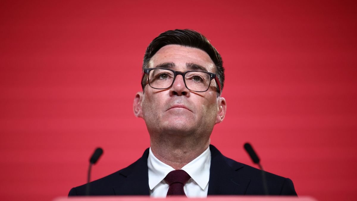 Escándalo en Reino Unido: Andy Burnham evalúa retrasar el aumento en Defensa mientras enfrenta un déficit millonario