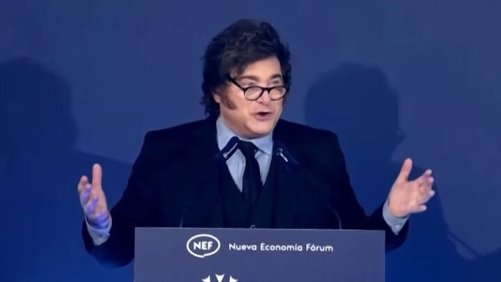 Javier Milei llamó "dictador" a Pedro Sánchez y pidió "sacar a patadas" a los socialistas en España