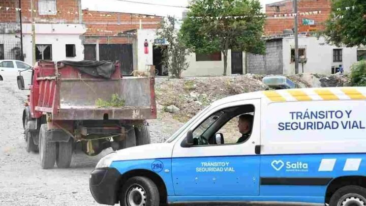 camión arrojando residuos