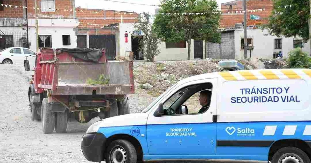 camión arrojando residuos