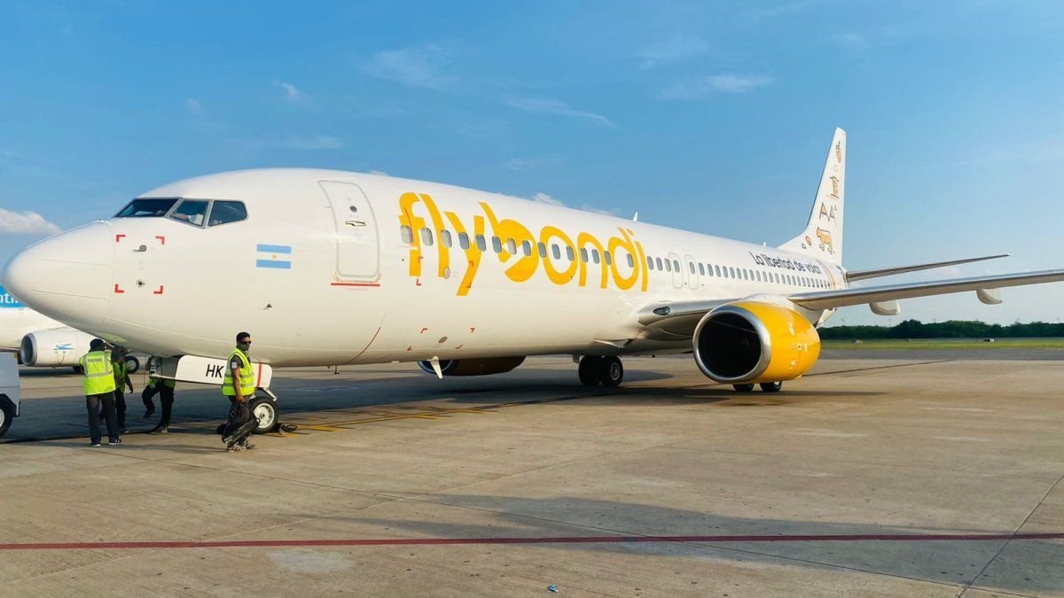 Flybondi debe casi $610.000 millones, pero asegura que quiere seguir operando