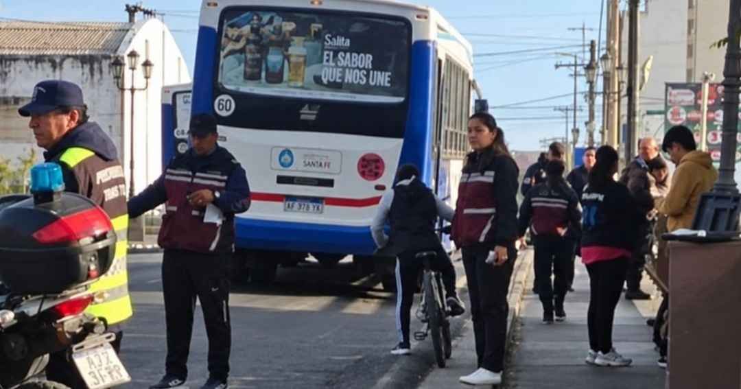 Violento choque en Vélez Sarsfield: un colectivo atropelló a un ciclista