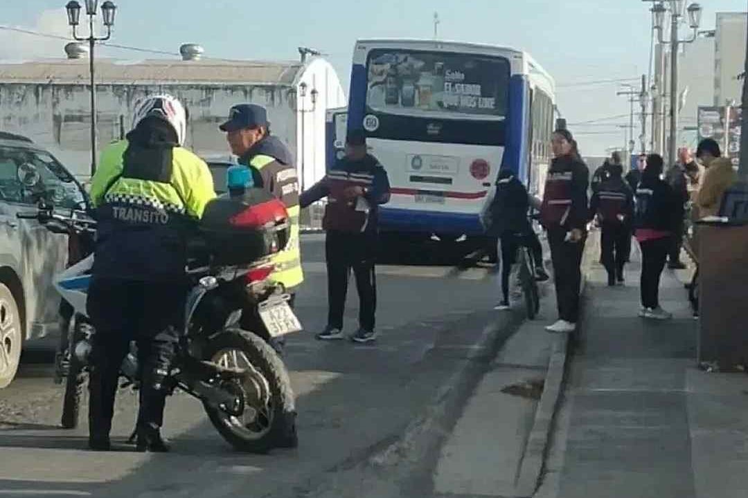Brutal atropello en Campo Quijano: una agente de tránsito quedó grave tras ser embestida por una moto