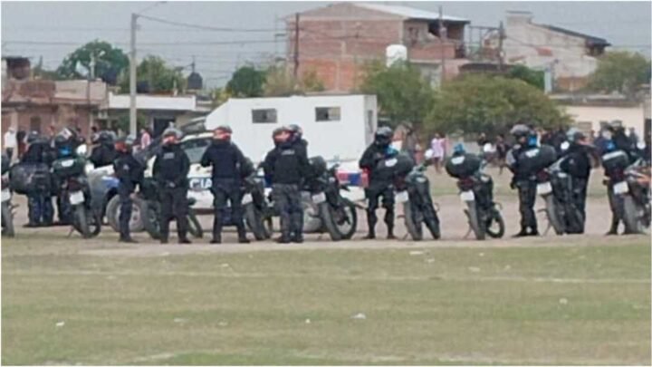 Brutal enfrentamiento en un partido de fútbol en barrio San Benito: un hombre fue baleado