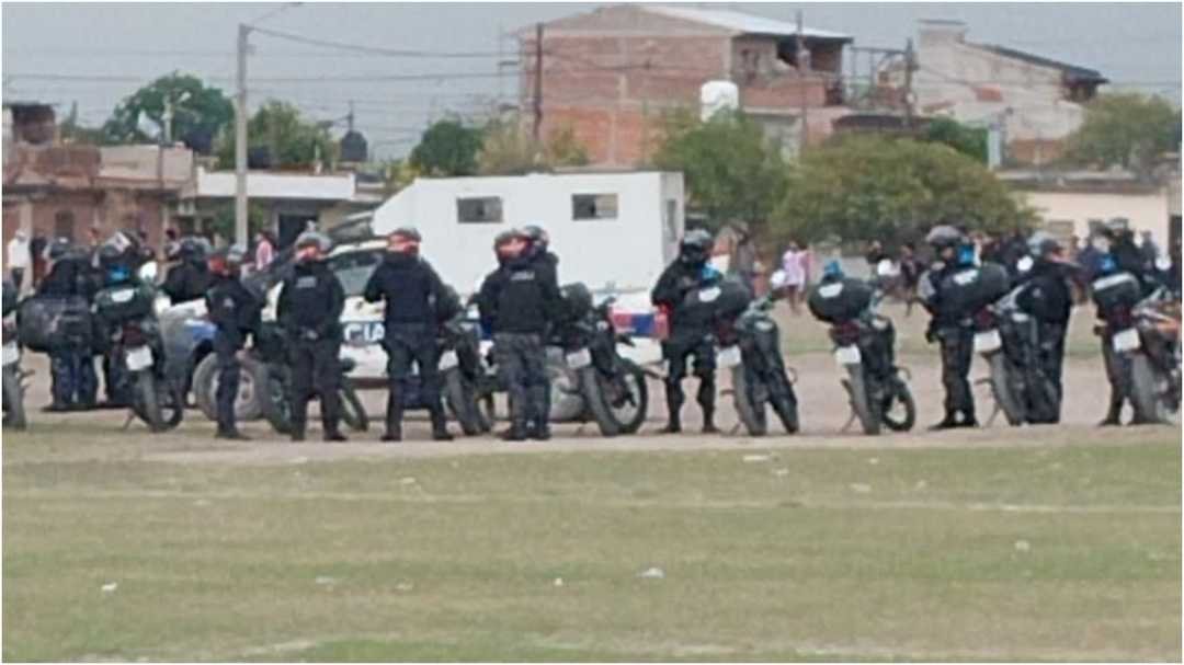 Brutal enfrentamiento en un partido de fútbol en barrio San Benito: un hombre fue baleado