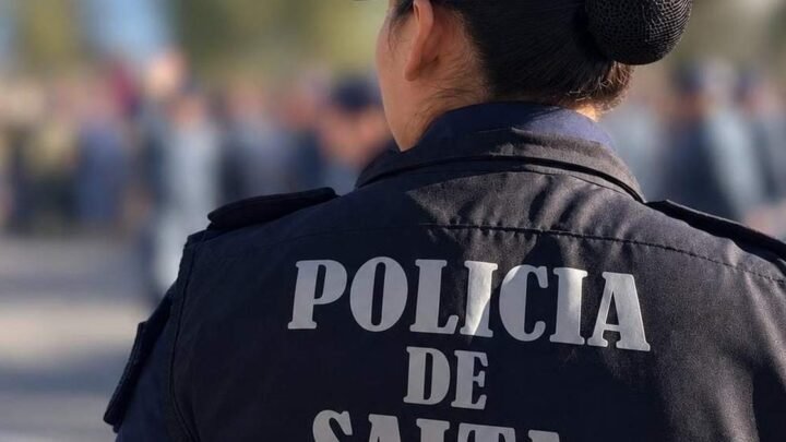 mujer demorada en farmacia